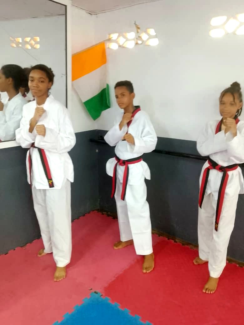 Jeunes élèves du Morgan Training Center en position de garde